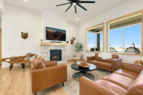 Lakefront Luxury - Hot Tub, Pool Table & Views!!